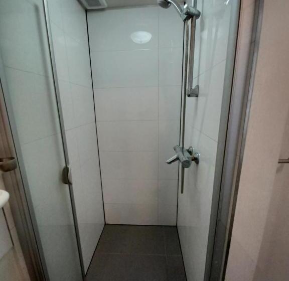 エコノミールーム, Jimmy