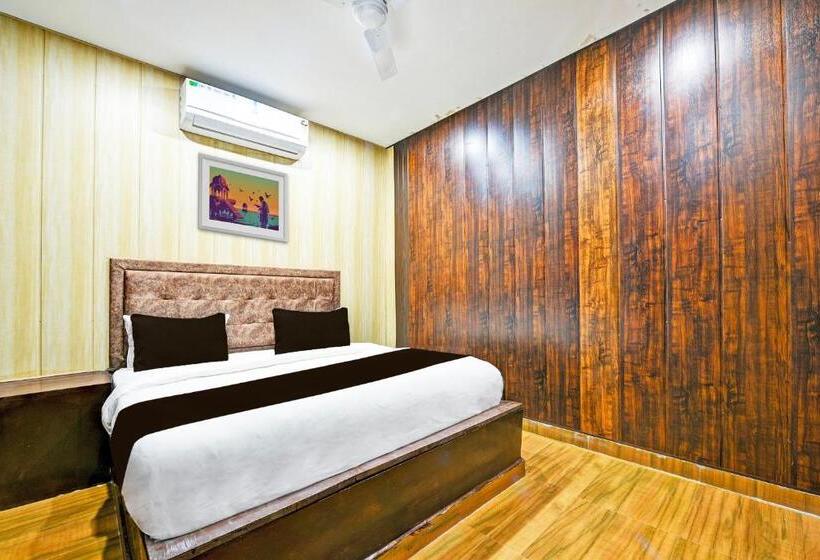 三人经典房间, O Lavish