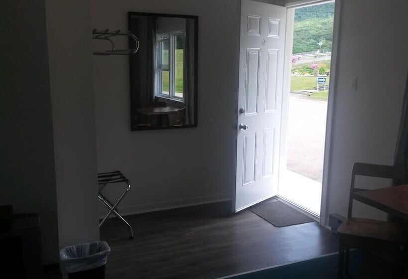 غرفه قياسيه سريرين مزدوجين, Cornerstone Motel