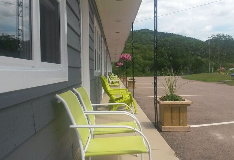 스탠다드 룸 더블 침대 2개, Cornerstone Motel