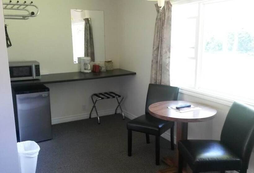 غرفه قياسيه سريرين مزدوجين, Cornerstone Motel