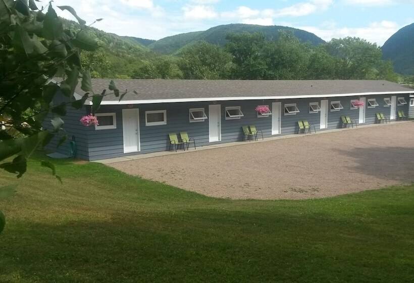 غرفه قياسيه سريرين مزدوجين, Cornerstone Motel