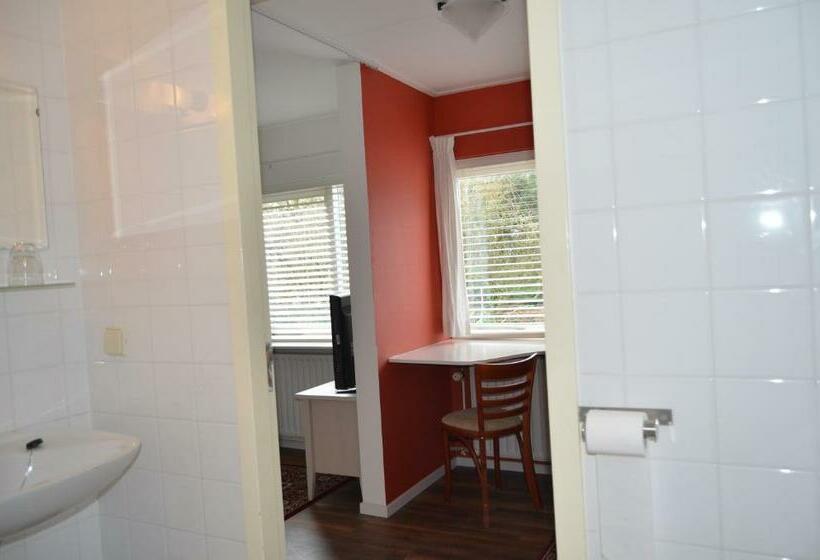 标准三人间, De Waag