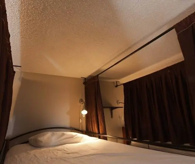 تختخواب در اتاق مشترک, Banff International Hostel