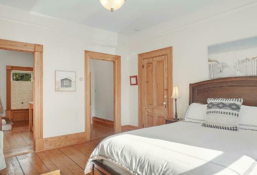 غرفة قياسية سرير ملكى, Sail Inn Lunenburg