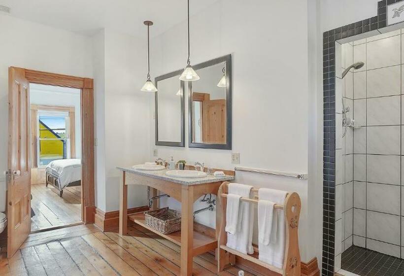 Quarto Superior Cama Queen, Sail Inn Lunenburg
