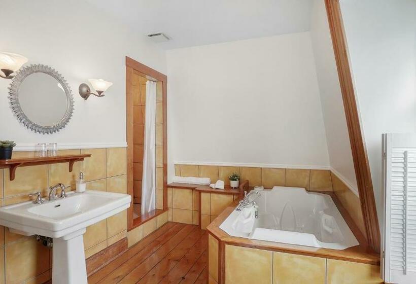 Quarto Superior Cama Queen, Sail Inn Lunenburg
