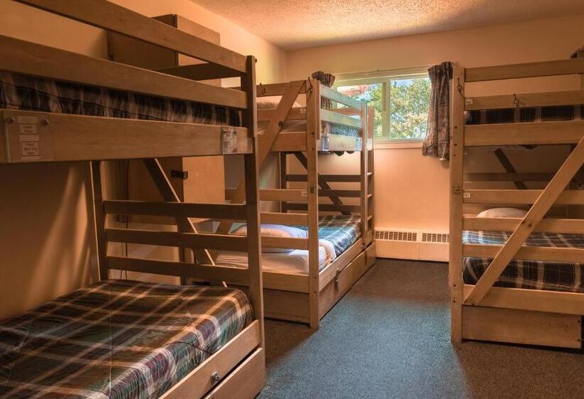 공용 욕실 구비 공동 객실 내의 침대, Hi Banff Alpine Centre   Hostel