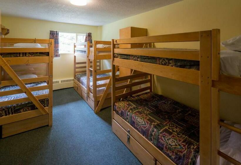 Кровать в Многоместном Номере с Общей Ванной, Hi Banff Alpine Centre   Hostel
