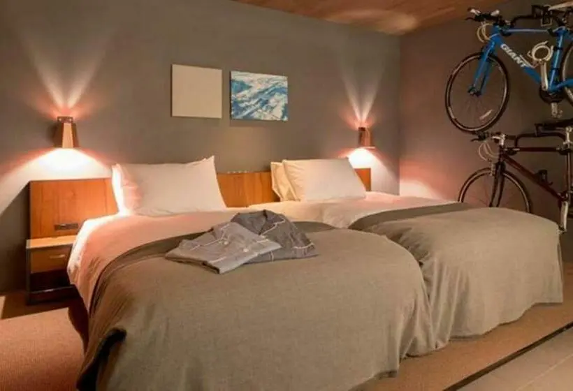 Superior Room, Cycle