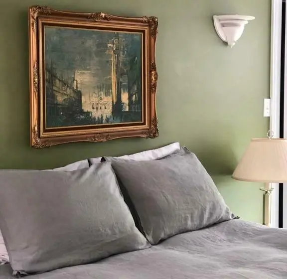 سوییت با چشم‌انداز باغ, Mahogany Manor Bed & Breakfast