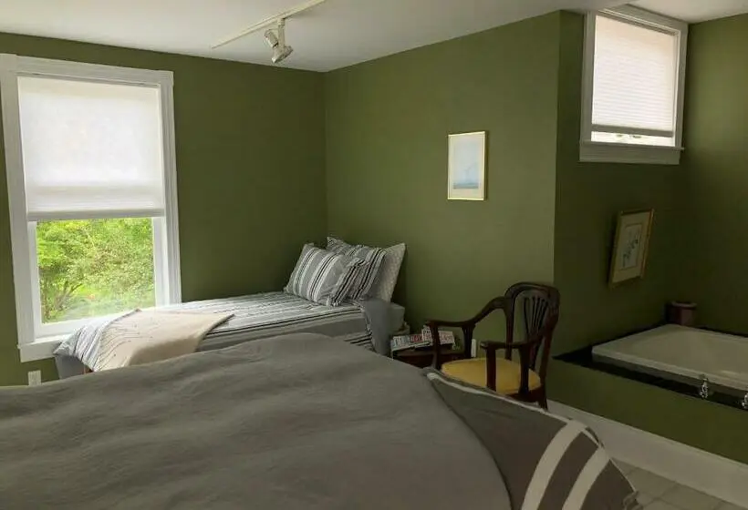 سوییت با چشم‌انداز باغ, Mahogany Manor Bed & Breakfast