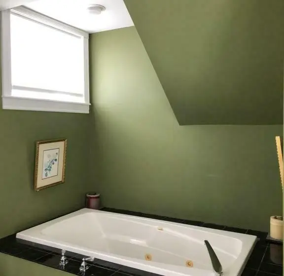 سوییت با چشم‌انداز باغ, Mahogany Manor Bed & Breakfast