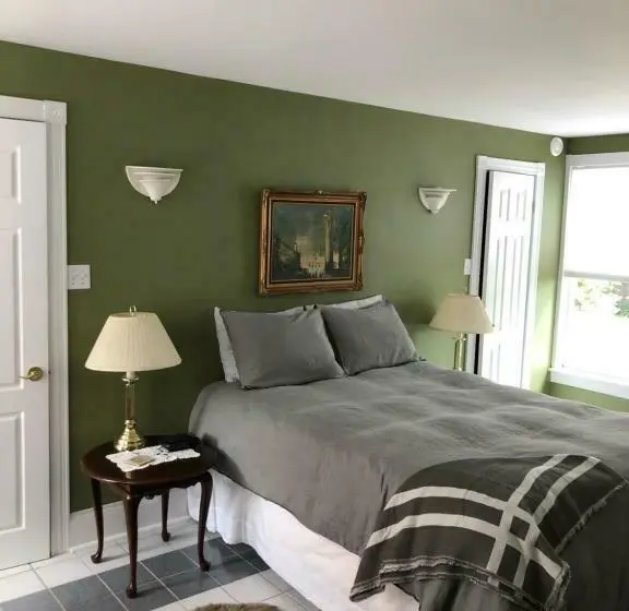 سوییت با چشم‌انداز باغ, Mahogany Manor Bed & Breakfast