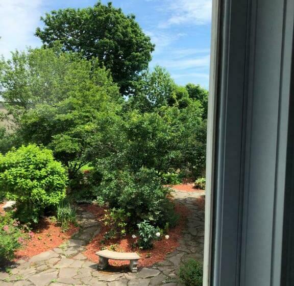 Люкс Вид на Сад, Mahogany Manor Bed & Breakfast