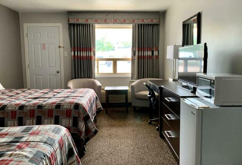 带2个双人床的标准工作室, Milestone Motel