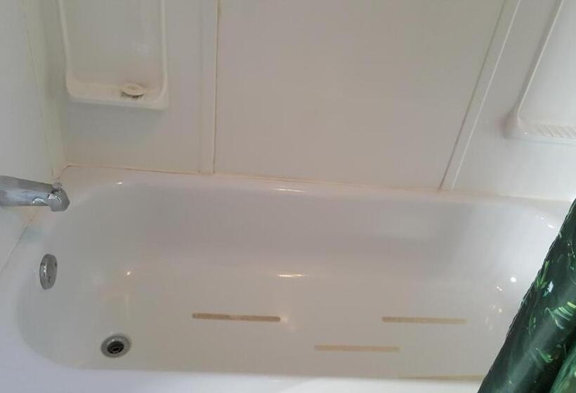 Номер Стандарт с Гидромассажем, Motel Le Voyageur