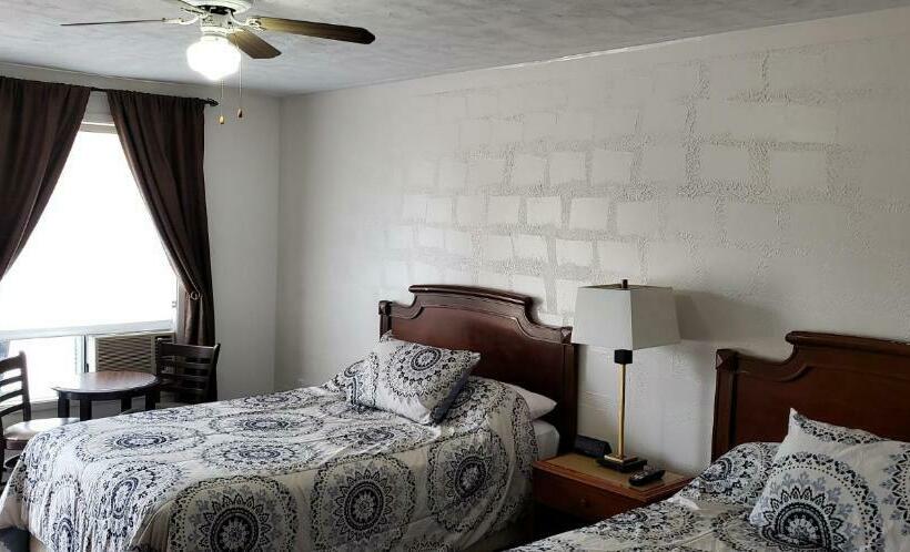 带2个双人床的标准工作室, Welcome Inn