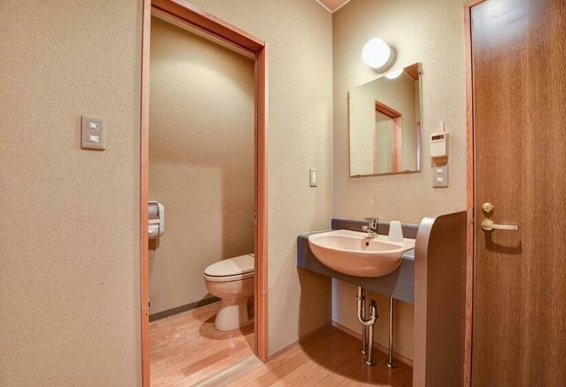 חדר סטנדרטי לארבעה עם חדר אמבטיה משותף, Kanoe