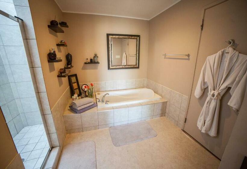 Deluxe Suite King Bed, Tall Trees Bed & Breakfast