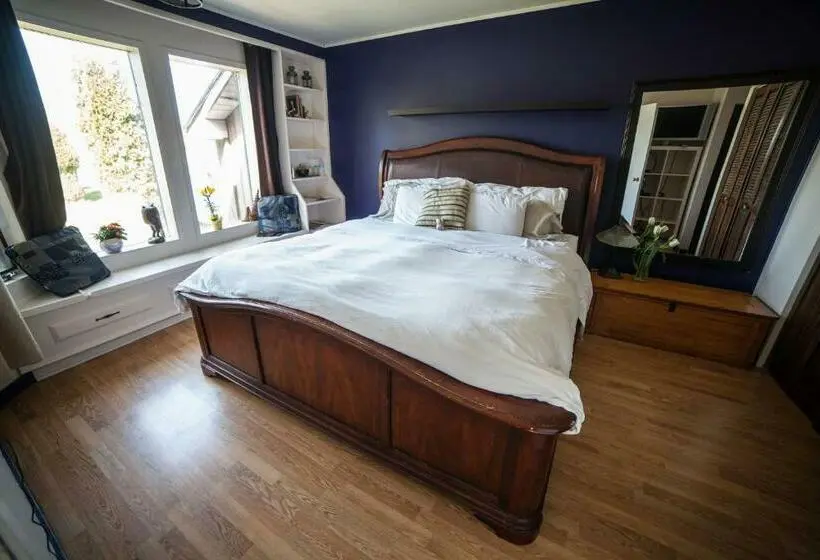 Deluxe Suite King Bed, Tall Trees Bed & Breakfast