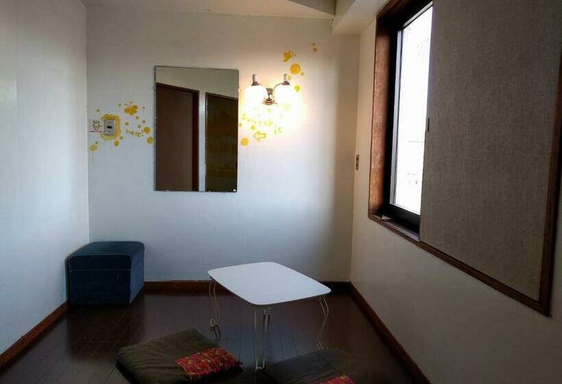 חדר משפחתי חדר אמבטיה משותף, Local Knot Backpackers  Moritomizu