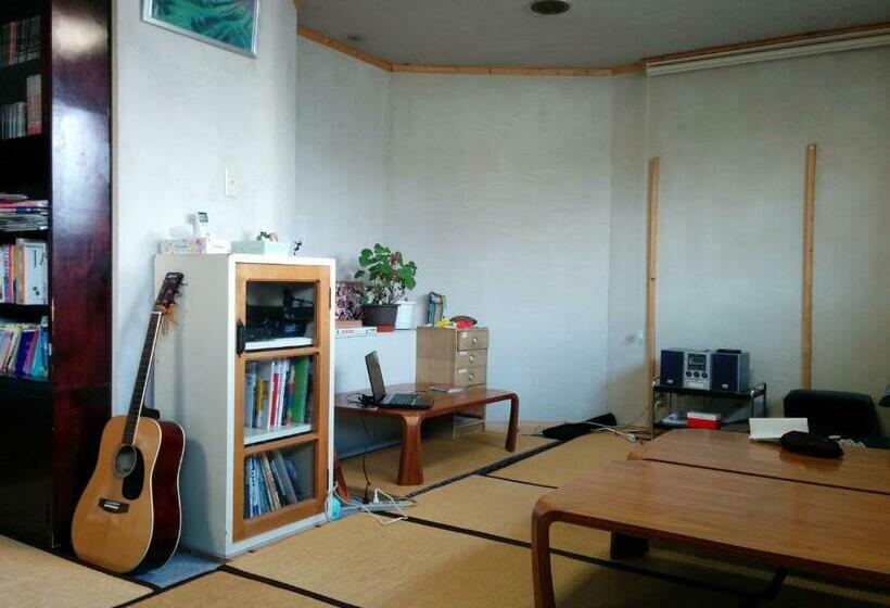 חדר משפחתי חדר אמבטיה משותף, Local Knot Backpackers  Moritomizu