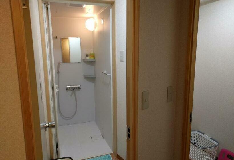 חדר משפחתי חדר אמבטיה משותף, Local Knot Backpackers  Moritomizu