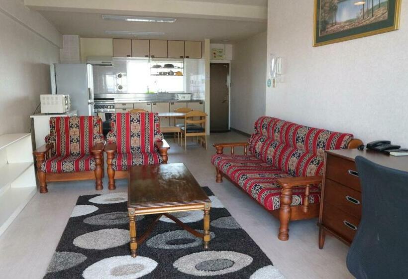 דירת שלושה חדרים, Eagle Lodge