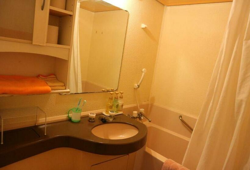 דירת שלושה חדרים, Eagle Lodge