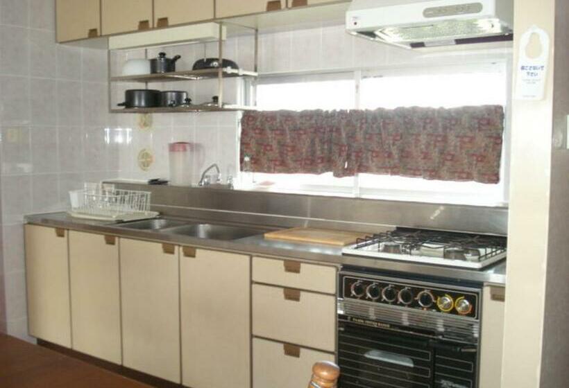 דירת שלושה חדרים, Eagle Lodge