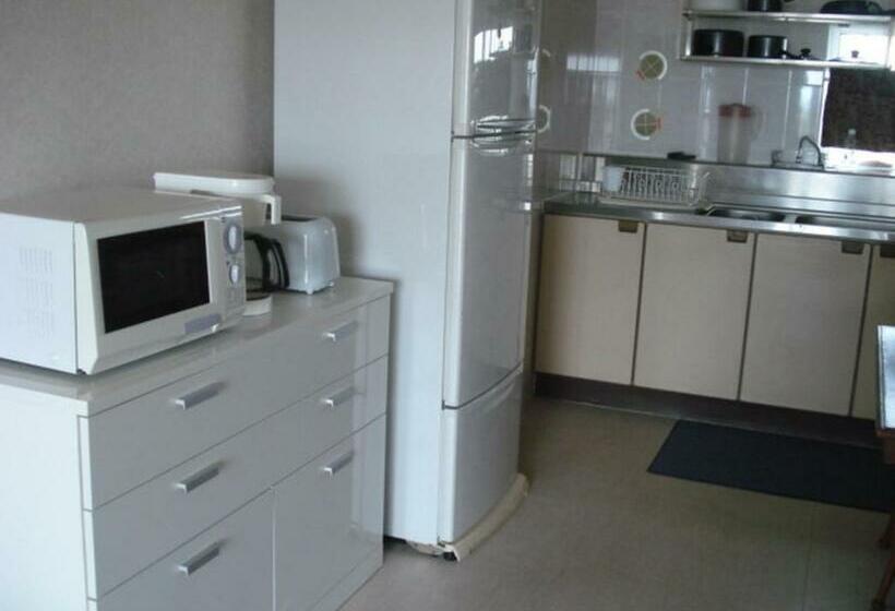 דירת שלושה חדרים, Eagle Lodge