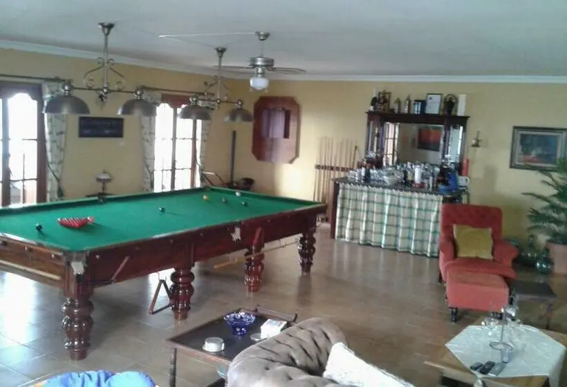 Family Room, Casa Roble B&b