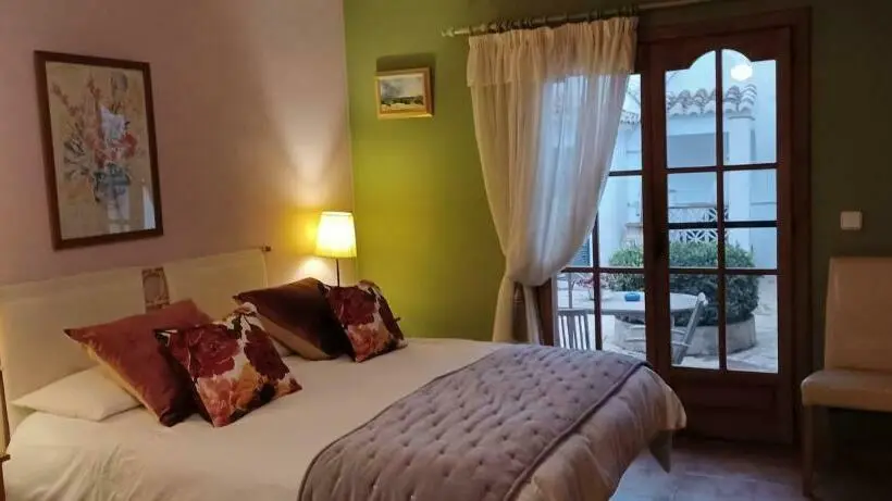 Family Room, Casa Roble B&b