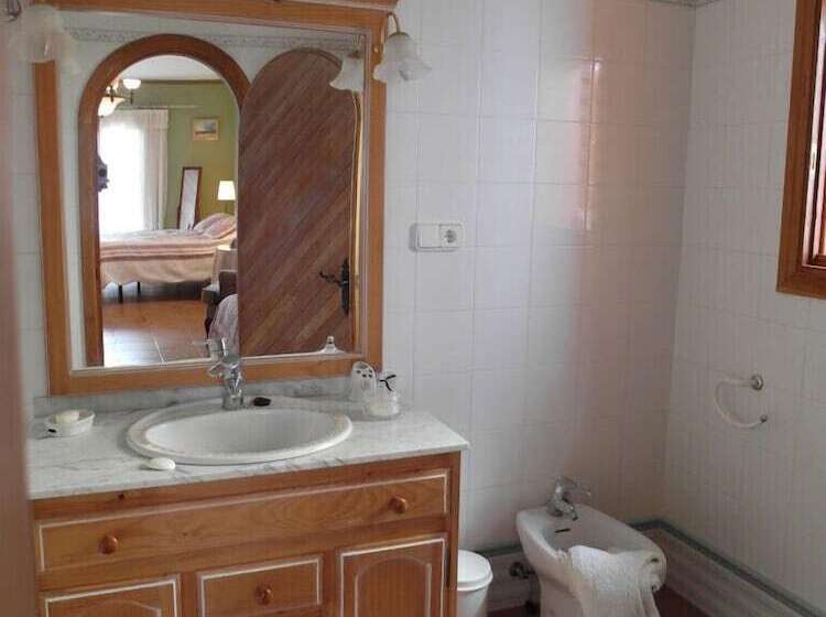 Семейный Номер, Casa Roble B&b