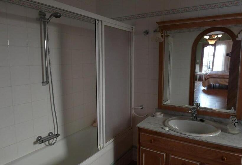 Семейный Номер, Casa Roble B&b