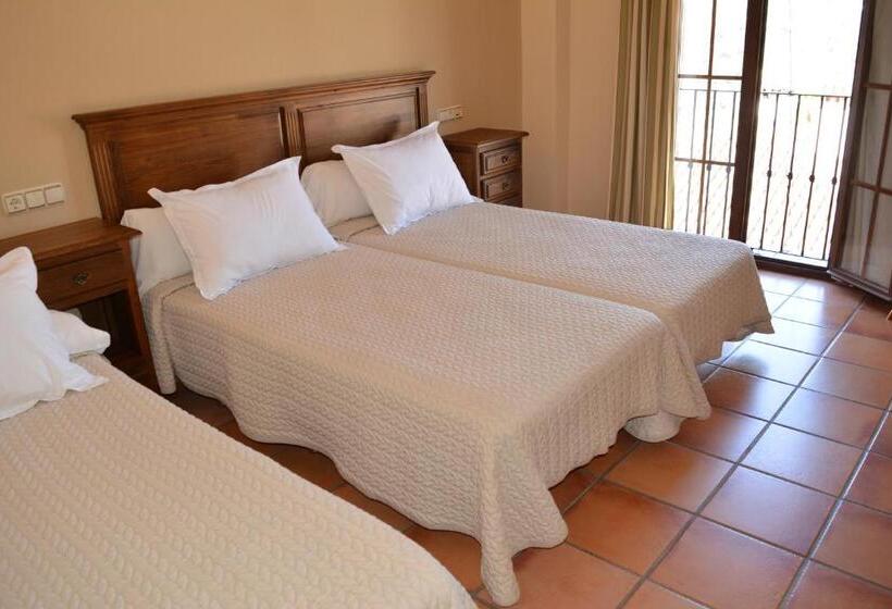 غرفة قياسية ثلاثية, Sierra De Ubrique