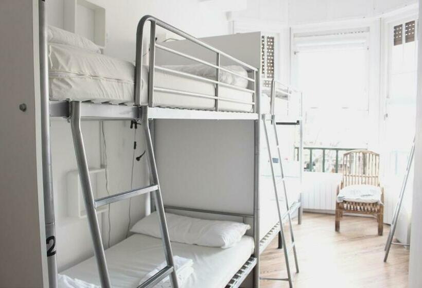 Кровать в Общей Комнате, Aloha Hostel