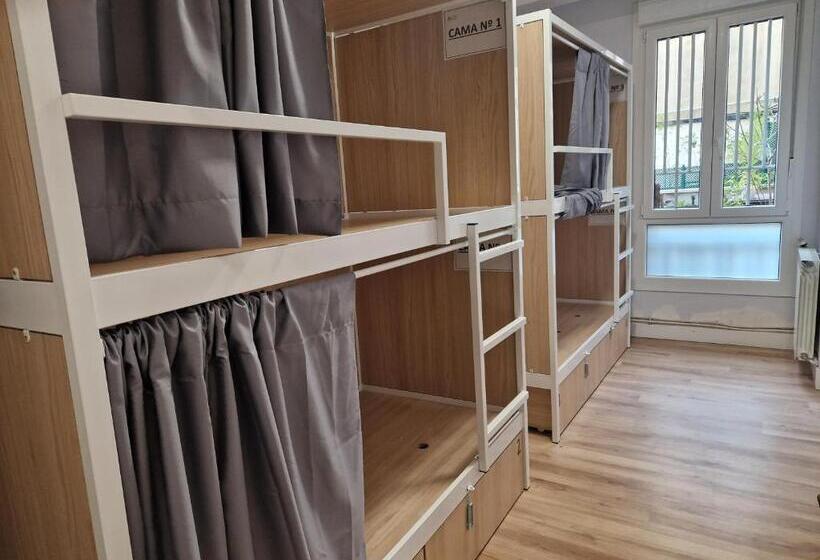 Кровать в Общей Комнате, Aloha Hostel