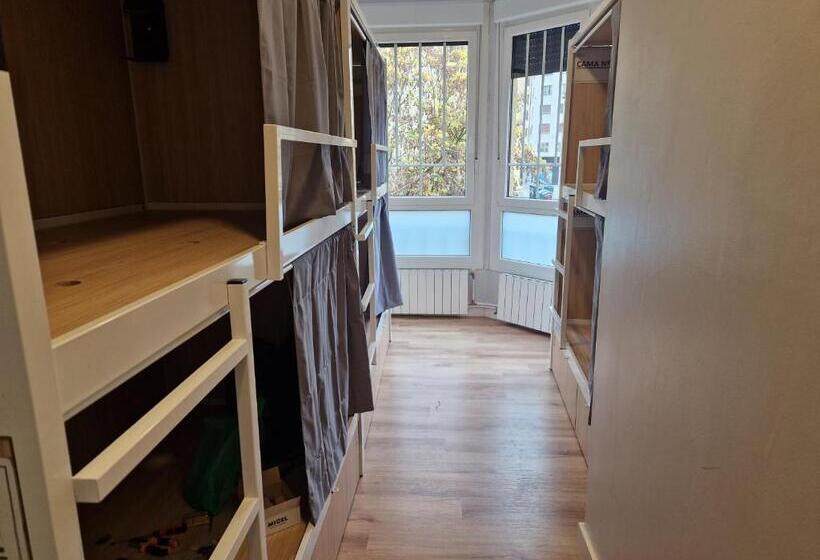 Кровать в Общей Комнате, Aloha Hostel