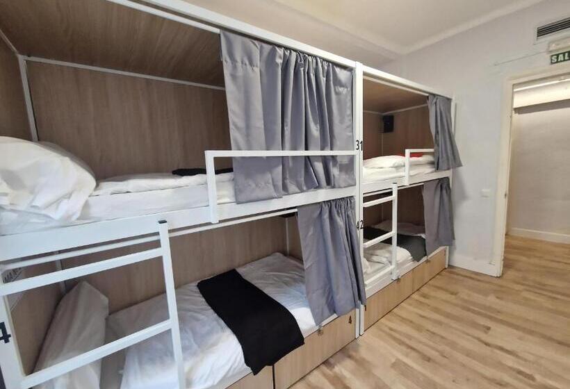 Кровать в Общей Комнате, Aloha Hostel