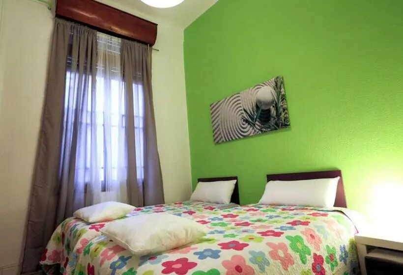 اتاق استاندارد با سرویس بهداشتی مشترک, The Cathedral Hostel