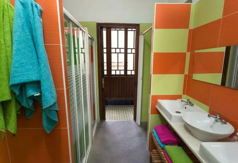تختخواب در اتاق مشترک, The Cathedral Hostel