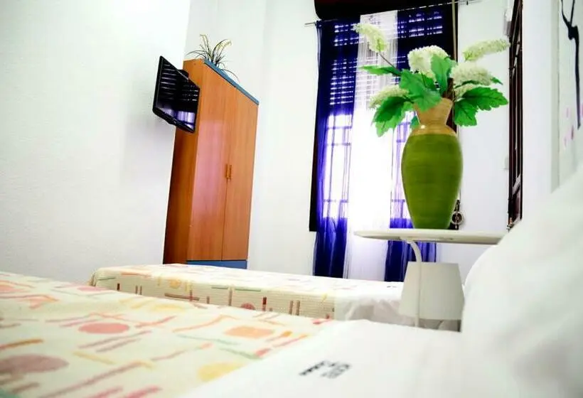 اتاق استاندارد با سرویس بهداشتی مشترک, The Cathedral Hostel