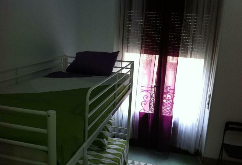 سرير فى غرفة مشتركه, The Cathedral Hostel