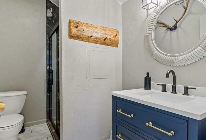 带大床的套房, Black Forest Inn Bed & Breakfast