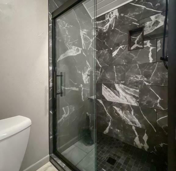 带大床的套房, Black Forest Inn Bed & Breakfast