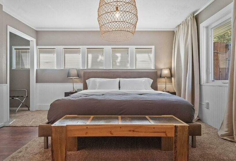 带大床的套房, Black Forest Inn Bed & Breakfast