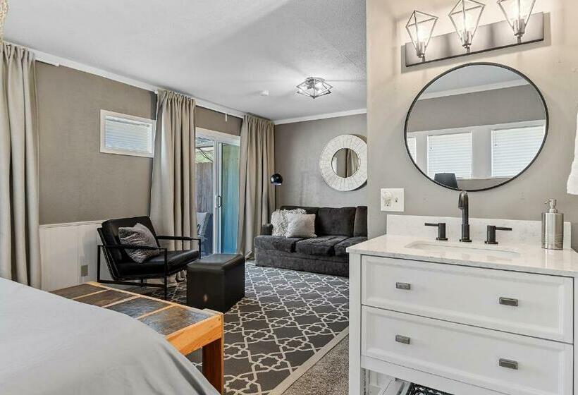 带大床的套房, Black Forest Inn Bed & Breakfast