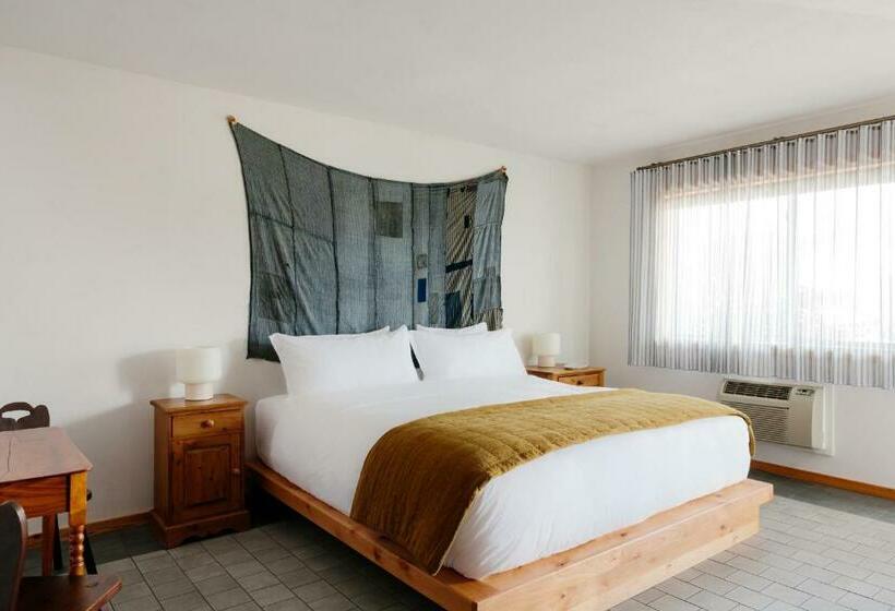 شقة غرفة واحدة, Daunts Albatross Motel